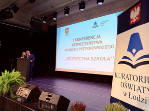 Prowadzący podczas konferencji.