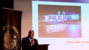 Prowadzący podczas konferencji.