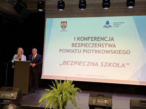 Prowadzący podczas konferencji.