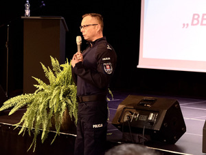 Komendant Miejski Policji w Piotrkowie Trybunalskim podczas wystąpienia.