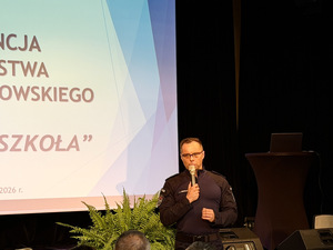 Komendant Miejski Policji w Piotrkowie Trybunalskim podczas wystąpienia.