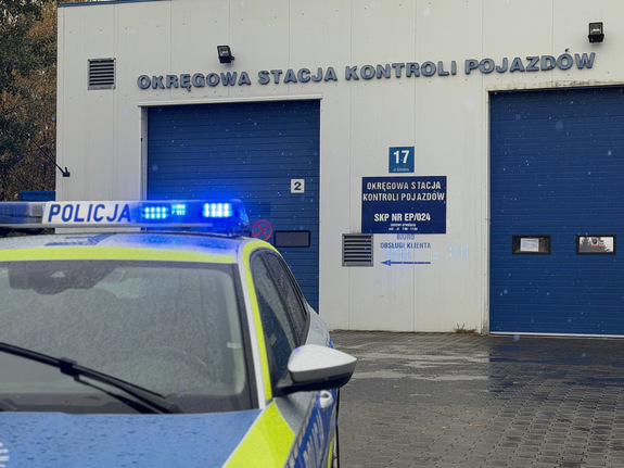Stacja diagnostyczna oraz radiowóz.