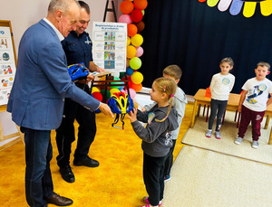 Wójt, dzielnicowy oraz dzieci podczas konkursu.