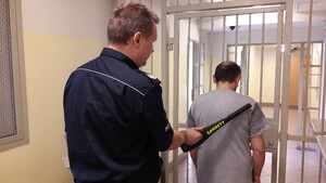 Sprawca poddawany kontroli przez profosa, w policyjnym areszcie