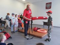 Dzieci biorą udział w pokazowej akcji ratowniczej przygotowanej przez pracowników WOPR