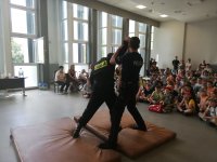 policjanci prezentują dzieciom techniki interwencji