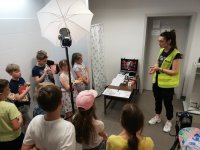 dzieci z wizytą w pokoju techników kryminalistyki