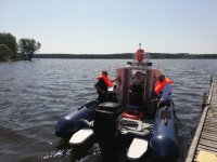 policjanci na policyjnej łódce odbijają od brzegu