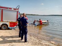 policjanci kontrolują tereny przywodne