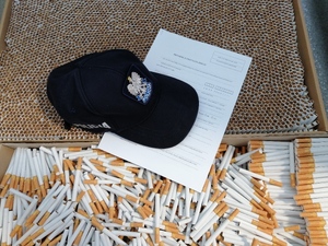 nielegalne papierosy zabezpieczone przez policjantów