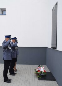 policjanci składają kwiaty