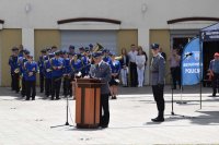 powitanie gości przez gospodarza uroczystości - Komendanta Powiatowego Policji w Bełchatowie