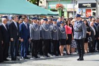 kierownictwo garnizonu łódzkiego policji oraz zaproszeni goście podczas międzypowiatowych obchodów święta Policji w Bełchatowie