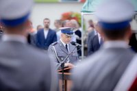 powitanie gości przez gospodarza uroczystości - Komendanta Powiatowego Policji w Bełchatowie